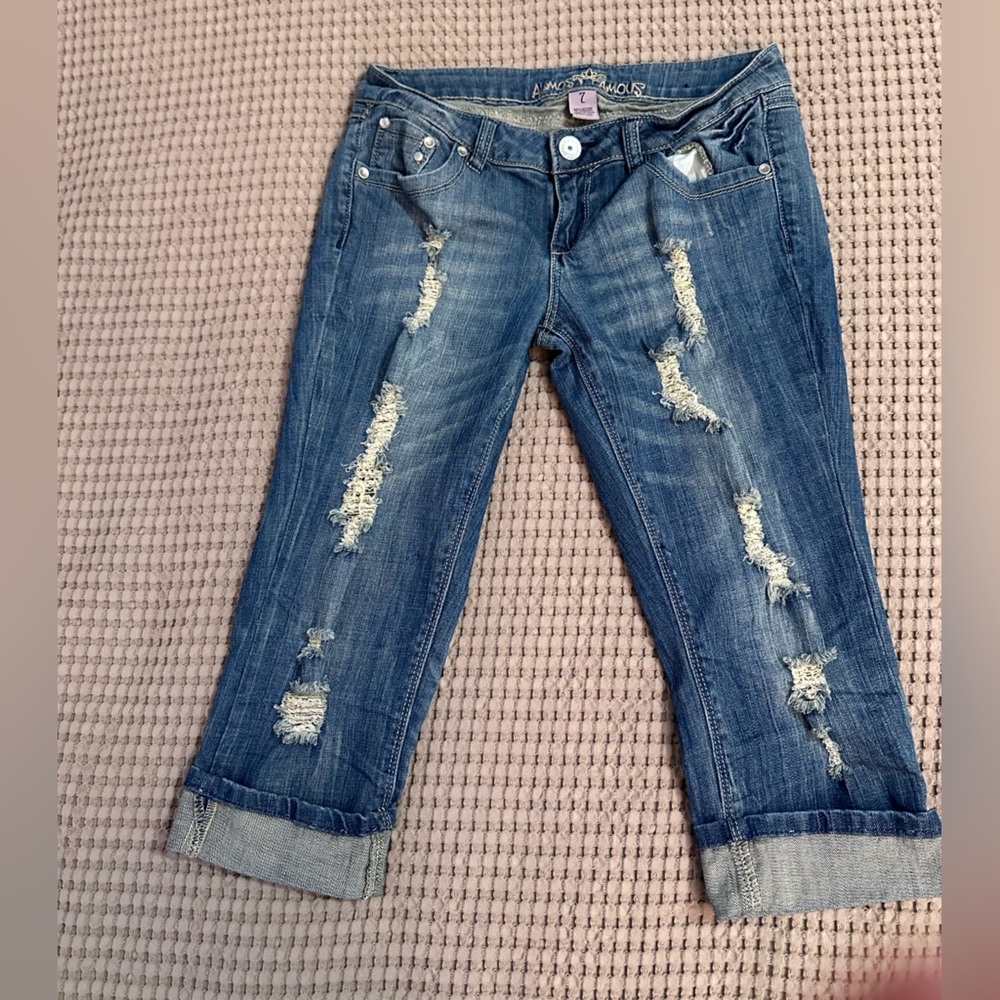Almost Famous Distressed Blue cuffed capri style Jeans sz 7 juniors/womens